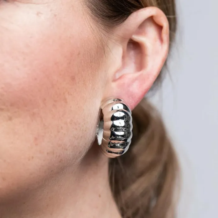 Kenneth Jay Lane Metallic Finish Earrings Women Polished Silver Shrimp Hoop Clip Earrings Kenneth Jay Lane Metallic Finish Earrings Women Polished Silver Shrimp Hoop Clip Earrings