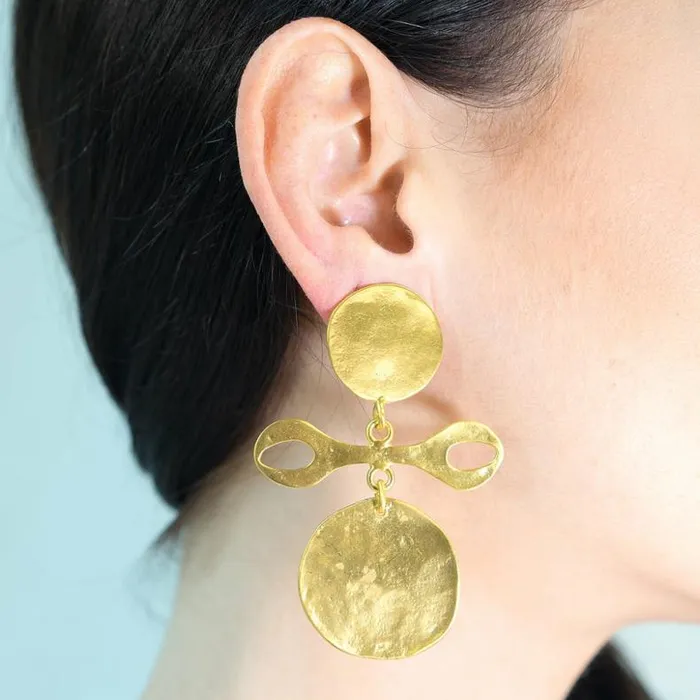 Kenneth Jay Lane Metallic Finish Earrings Women Satin Gold Tribal Clip Earrings Kenneth Jay Lane Metallic Finish Earrings Women Satin Gold Tribal Clip Earrings