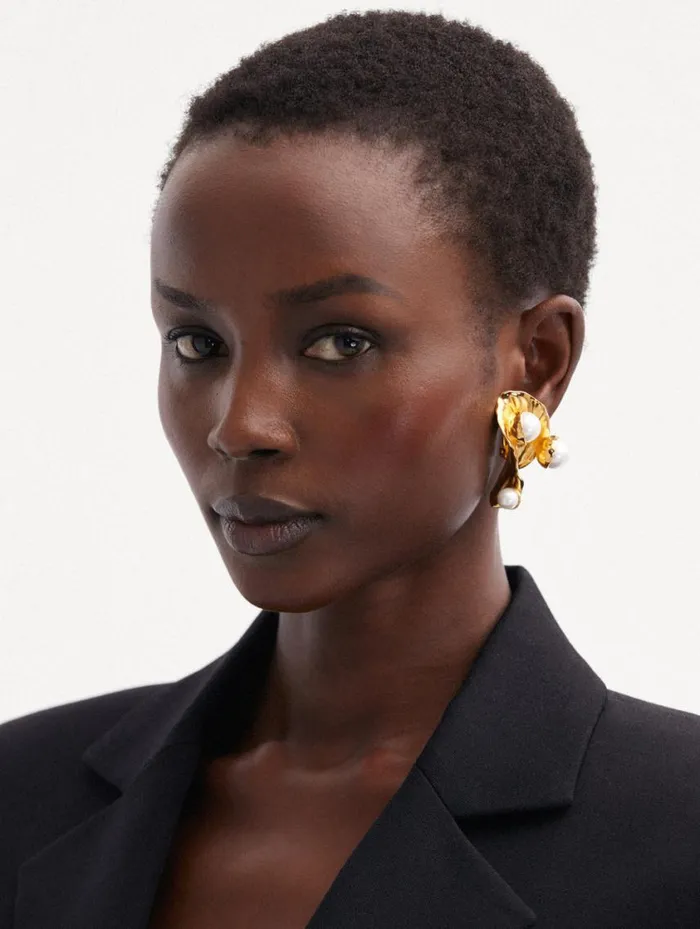 Women Abstract Leaf Pearl ClipOn Earrings Gold Oscar De La Renta Earrings Women Abstract Leaf Pearl ClipOn Earrings Gold Oscar De La Renta Earrings